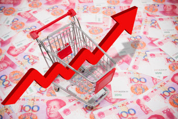“소비 회복했다” 중국, 경기 반등 자신하지만…리스크는 여전