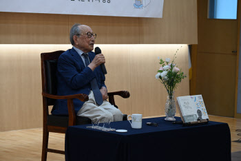 103세 김형석 교수 “내 나이 될 때까지 행복한 인생 살아주길”