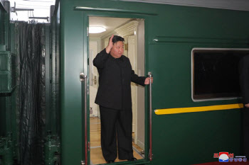 열차서 내린 김정은, 러 관리들과 인사…"내일 푸틴과 회담"