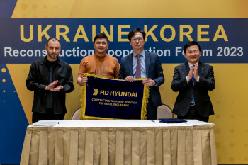 HD현대, 우크라이나 재건 지원…건설장비 5대 기증