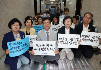 내각총사퇴·검사탄핵 초강수 둔 민주당, 9월 정기국회 '시계제로'
