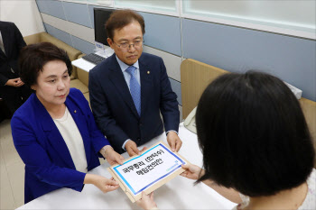 민주당, 한덕수 해임건의안 제출…"총리 비롯해 내각 전면 쇄신해야