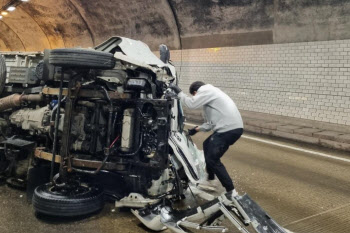 터널서 전복된 1t 트럭…유리창 뜯어 운전자 구한 소방관