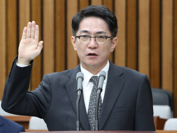 ‘尹 사적친분’ 공세에 이균용 대법원장 후보자 “사법 독립 수호”