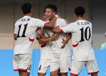 5년만에 국제무대 복귀한 북한…남자축구, 대만에 2:0 '완승'