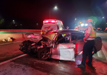 승합차와 '쾅!'…새벽 고속도로서 역주행한 승용차, 1명 사망·4명 부상