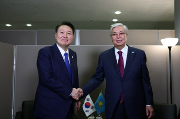 순방 이틀째 8개국 정상 만난 尹…“부산, 한국의 과거·현재·미래”