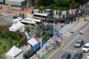 국회의사당역 1·6번 출구 폐쇄…시위대 국회 진입 시도