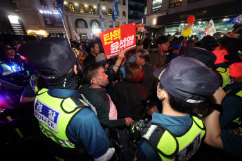 `심야 집회` 전면 금지 꺼내든 경찰…위헌일까, 논란 증폭 