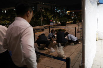 이재명 단식장서 경찰에 흉기 휘두른 50대 여성, 구속 송치