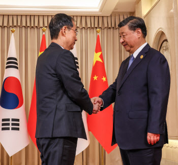 한 총리 만난 시진핑 “한일중 정상회의 환영…한중협력 강화 희망”