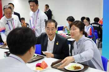 中 항저우 선수촌 찾은 한총리 "한국 선수단 선전 기원"