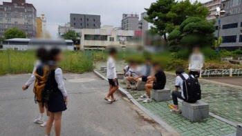 교복 입고 담배 피운 고교생 뒤통수 때린 60대...법원 판단은