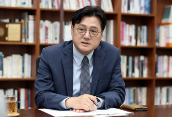 홍익표 민주당 신임 원내대표 "이제는 하나의 원팀"