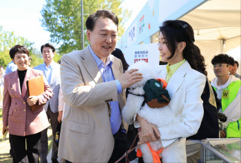 尹 개방 용산어린이정원서 ‘문화상회’ 연다…한글상품 판매