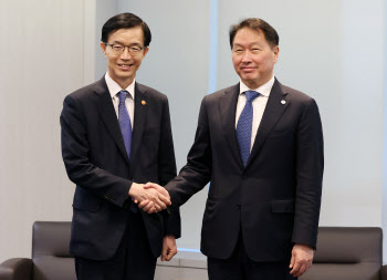 최태원 회장, 산업부 장관과 면담…민관 협력방안 논의