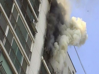 연휴 첫날 포항 아파트 화재…2명 연기 흡입·수십명 대피