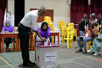 몰디브, 친중-친인도 놓고 대선 결선 투표 시작