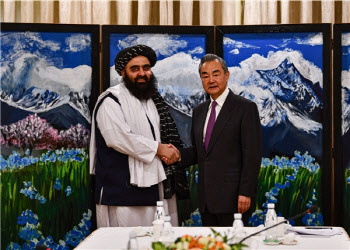 中 외교 사령탑 “아프간 관계 중요…주권 존중”