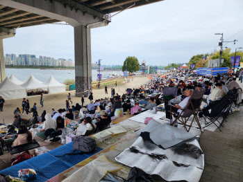 “오메 세상에, 명당은 물 건너갔네”…불꽃축제 앞 ‘만원 인파’