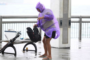 홍콩 강타한 태풍 '코이누'…공항서 수백명 발 묶였다