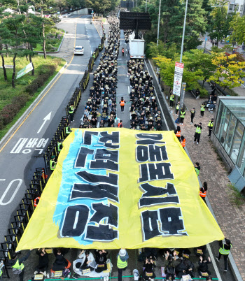 교사들, 한달 만에 다시 거리로…“아동복지법 전면 개정”