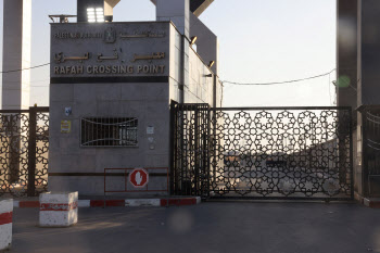 팔레스타인 피란민, 필사의 탈출…이집트 국경은 여전히 폐쇄