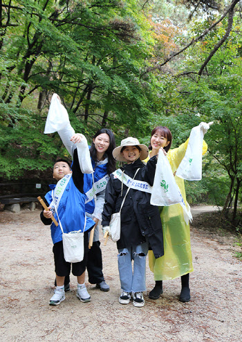 KCC, 북한산 환경 보호 캠페인 '에코깅' 펼쳐