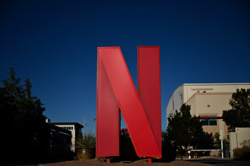 '계정 공유 유료화'에 넷플릭스 가입자 급증, 가격 올린다