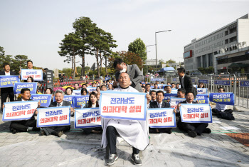 복지위 민주당 의원들 "공공의대·지역의사제 반드시 병행"