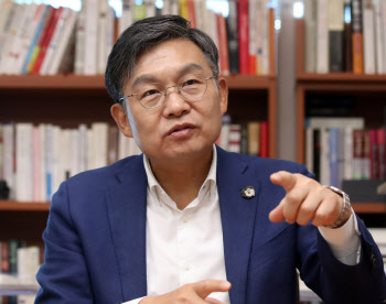 김윤 교수 “의대 증원 시작으로 비합리적 의료시스템 개선해야”