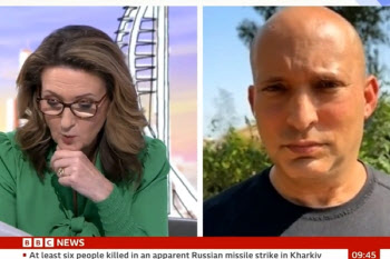 “BBC는 하마스 편” 이스라엘 전 총리, 생방송 중 앵커와 싸워