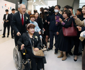휠체어 직접 민 유인촌 “모두예술극장, 장애·비장애인 소통장 될 것”