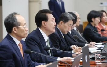 "은행 종노릇" "ILO 탈퇴" 쏟아낸 尹…횡재세·외국인 임금차등 힘받나(종합)