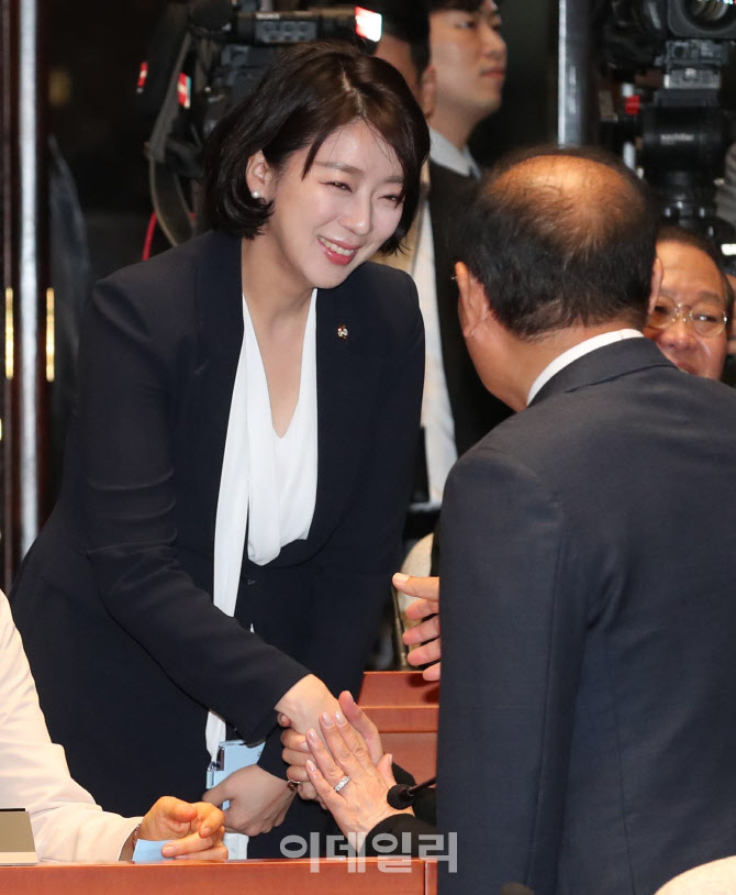 [포토]의원총회 참석하는 배현진