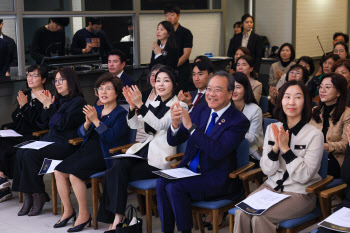 김 여사 “소외된 이들 대우가 그 사회와 국가 수준 척도”