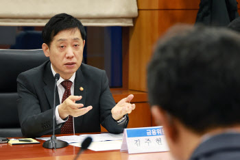 김주현 "금융권, 소상공인 이자부담 줄이는 '특단의 노력' 필요"