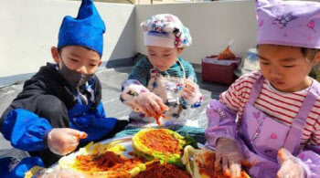 하단오일상설시장, 2023 동행축제 어린이 장보기·김장 체험 행사 진행