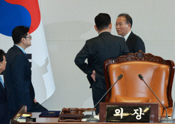 與 필리버스터 취소에 野 `이동관·검사 탄핵안` 철회 기로…내일 최종 결정