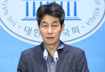 檢, ‘허위 인턴 등록’ 윤건영 의원에 벌금 500만원 구형