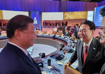尹대통령, APEC서 시진핑과 만나…취임 후 두번째