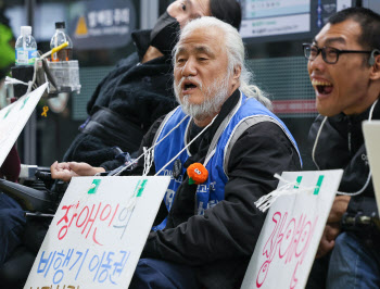 출근길 지하철 시위 재개한 전장연…1명 현행범 체포