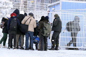핀란드, 러 국경 1곳 남기고 모두 폐쇄…'난민 갈등' 고조