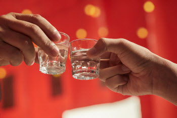 중국 동포 속여 술 팔게 만든 청소년들…종업원은 '선고유예'