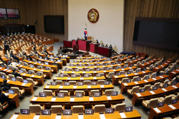 야당 '탄핵장군'에 여당 '꼼수멍군'…멈춰버린 국회