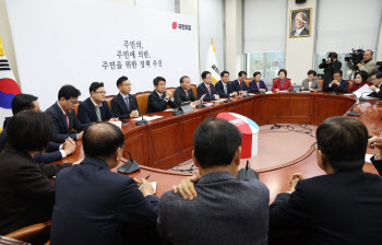 與 "민주당, 정부 예산안마저 '탄핵'…국회 기본책무 협조해야"