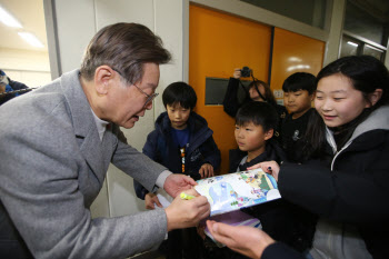 '초등학생들에게 사인해주는 이재명 대표'