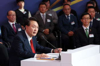 尹대통령 “방산, 국가전략산업…신성장 동력 위해 적극 지원”