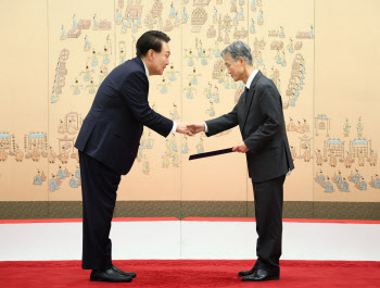 법조계 환영받은 조희대 대법원장…일부 우려 시선도