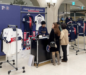 이강인 유니폼을 백화점에서…대전신세계, 첫 PSG 팝업